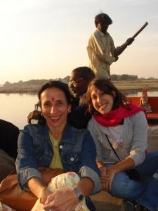 Chica com a filha caçula Isabel em viagem à Índia. Elas velejam em um passeio típico pelo Rio Ganges