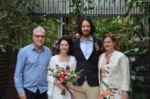 Registro do Casamento de Léo, filho de Sergio.
Este dia foi um dia muito feliz, foi a realização do sonho do Léo de se casar. Um lindo casamento, realizado à tarde, num restaurante em Curitiba.
No dia chovia muito, o casamento e a cerimônia aconteceram em um espaço fechado e primeiro serviu-se o almoço.
Sergio afirma ser o casamento mais bonito que já viu! Léo tocou sax na cerimônia e a música era um Jazz. A Fernanda organizou todo o casamento e fez tudo, incluindo o vestido.
Foi um casamento simples, verdadeiro, com poucos padrinhos. Muito bonito mesmo!
A única coisa que incomodou Sergio na foto foi a camisa que vestia; ele diz: “Pena que não me avisaram para puxar e arrumar a camisa.”