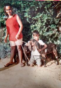 Dailson com sua mãe, Maria, e os dois cabritinhos da família. Foi tirada na comunidade onde ele mora e tinha cerca de 5 anos de idade.