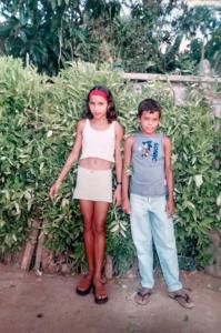 Dailson e sua irmã gêmea, Daiane, ambos com 12 anos de idade. Foi tirada no fundo de casa enquanto eles se arrumavam para irem à escola.