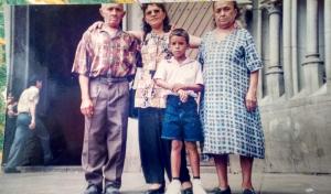Dailson com seus avós maternos e sua tia materna. Foi tirada em frente a Catedral da Sé, durante viagem que fizeram para São Paulo (SP).
Da esquerda para a direita: Joaquim, Ivonete, Dailson e Judite.