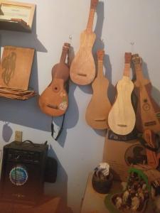 Salinha na casa de Seu Sebastião onde ele guarda suas violas de cocho e objetos importantes para ele. Seu objetivo é criar um espaço da memória dele dentro de casa e no futuro abrir um museu.