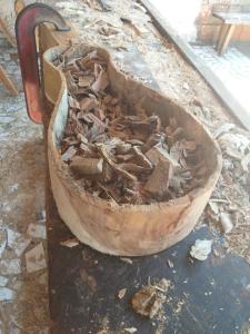 Uma viola de cocho durante seu processo de produção. Seu Sebastião cava a madeira e tira todo o resíduo interno. Diferente do violão, a viola de cocho não é montada, é um pedaço grosso de madeira que é cavado.