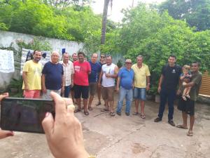 Os homens da família de Seu Sebastião: primos, irmãos, sobrinhos e netos. Os netos são o menino e a criança no colo dele. Os de camisa preta e amarela, ao lado dos netos, são sobrinhos dele, filhos da irmã dele.
