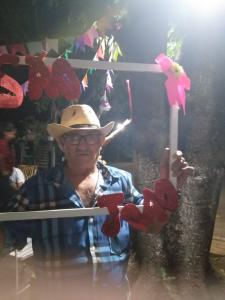 Seu Sebastião e família fizeram uma festa de São João na casa da filha caçula. Se reuniram só os filhos e os netos no quintal. Fizeram uma festa com churrasquinho e salgadinho, e tocaram até 1 ou 2 horas da manhã, e depois todo mundo foi pra sua casa.