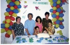 Festa de aniversário do Vitor com a temática do Harry Potter. Na foto, Vitor está acompanhado de seus avós maternos, sua mãe e sua avó paterna.