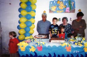 Foto da festa de aniversário do Vitor com a temática do filme “Procurando Nemo”. Na foto, Vitor está acompanhado de seus avós paternos.