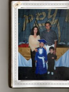 Foto da Formatura da 4ª Série do Vitor. Na foto está sua mãe, seu pai, Vitor e seu irmão.