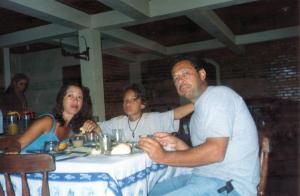 Foto durante a viagem para Alcobaça, Bahia. Vitor está acompanhado de seus pais.