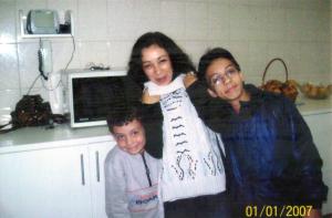 Foto tirada no Dia das Mães. Na foto Vitor está acompanhado de sua mãe, que estava recebendo um presente, e de seu irmão mais novo.