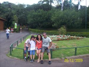 Foto tirada no dia em que a família toda foi passear no Zoológico de São Paulo. Na foto está Vitor, seu irmão, sua mãe e seu pai.