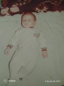 Esta é a primeira foto da vida de André, recém-nascido. Essas mãozinhas que aparecem na foto são de sua irmã Paula, que cuidava muito do irmão.