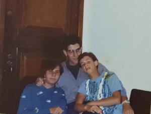 André, o mais novo (a direita) estava acompanhado de seu irmão José e de sua irmã Paula, na casa de sua mãe. Eles cresceram juntos e brincaram muito na infância.