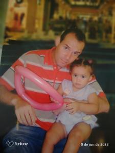 André tinha o hábito de passear com a filha no shopping Iguatemi. Nesse dia sua filha ganhou uma bexiga para brincar.