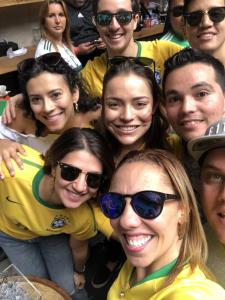 Foto tirada durante a Copa do Mundo em um bar com festa brasileira. Fabiana estava torcendo para o Brasil junto de amigos brasileiros, colombianos e chilenos.
