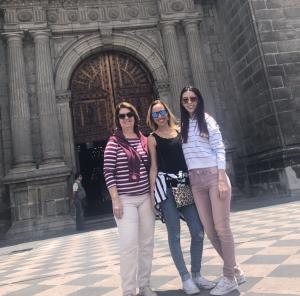 Fabiana morou por 2 anos e 4 meses na Cidade do México e esta foto foi tirada no centro da cidade, quando sua mãe, Filomena, e sua irmã, Amanda, foram visitá-la no México.