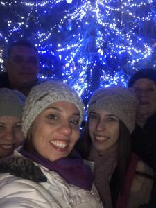 Viagem para a Europa com a família em comemoração aos 25 anos de casamento entre a mãe de Fabiana e o marido, padrasto de Fabiana. A família estava em frente a uma árvore de Natal. Da esquerda para direita: Delbio, padrasto; mãe; Fabiana;  irmã e Iliete, prima do padrasto.