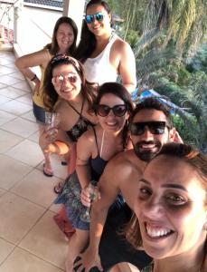 Na foto Fabiana está acompanhada por sua mãe e seus amigos próximos. Ela e os amigos foram passar uma semana no interior de São Paulo, na casa de sua mãe.