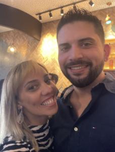 Foto tirada no aniversário de Fabiana. Ela está acompanhada de seu namorado, Yuri. Eles foram comemorar com amigos e família após 2 anos de Pandemia de Covid-19.