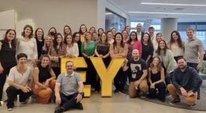 Esta é uma parte do time da Talent - Ernst & Young. Este dia foi um marco importante para a empresa, pois os funcionários estavam comemorando o retorno do trabalho no formato também presencial após a Pandemia de Covid-19 estar mais controlada. Foi um dia de muitas atividades e confraternização.
