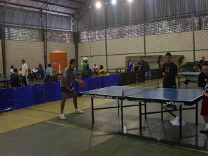 Edson estava participando de uma competição de tênis de mesa.