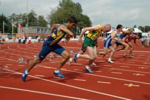 Esta foto foi tirada em um Campeonato Mundial. Foi a primeira competição internacional de atletismo em que Edson participou. Edson é o primeiro atleta, está à esquerda.