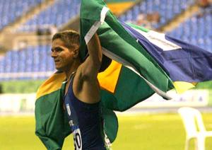 Passeio na pista, em comemoração, após ganhar a prova no Parapan-Americano Rio 2007 nos 100 metros. Edson carregava, em homenagem, a bandeira do Brasil e do estado de Rondônia.