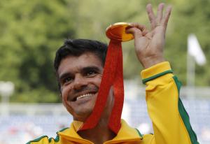Edson no pódio segurando a medalha de ouro dos 100 metros do Parapan-Americano Toronto 2015.