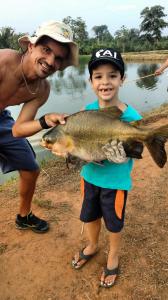Pescar é uma das atividades que Edson mais gosta de fazer com seus filhos. Nesta foto ele está ao lado do seu primogênito, Davi.