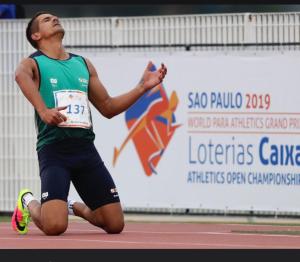 Momento em que Edson estava agradecendo, de joelhos, por quebrar o recorde Parapan-Americano nos 100 metros.