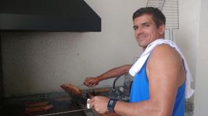 Edson fazendo churrasco em um momento de lazer, esse é um de seus hobbies.