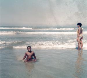 Amilcar, filho mais velho de Sônia, aos 13 anos, curtindo a praia com sua tia, esposa do seu tio, irmão de Sônia.