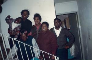 Nesta foto Sônia está com seus irmãos e filhos na casa da Lina, sua irmã. (Esq. para dir.) Giasy, seu filho mais novo; Lurdes, sua irmã; na frente está Amilcar, seu filho mais velho; Lina; Sônia e Celso, seu irmão.