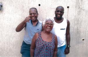Esta é a foto mais recente que Sônia tem do seu núcleo familiar. Ela está junto com seus filhos, Amilcar e Giasy.