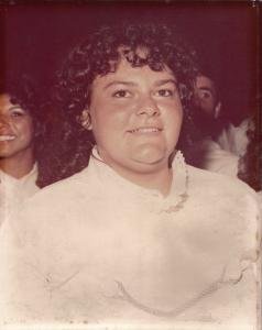 Foto de Rosângela em sua formatura do curso de Psicologia na FMU. Rosângela foi muito ativa na faculdade, foi eleita a presidenta da Comissão de Formatura e também a oradora da turma.