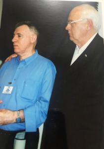 Na foto está Antonio Carlos, companheiro de Rosângela, ao lado de Vitor Siaulys, Fundador e Presidente do Conselho Deliberativo da LARAMARA. Esses dois homens, já falecidos, foram bem importantes na vida da Rosângela. Eles a inspiraram e a incentivaram muito. Foram responsáveis, junto com ela, na empregabilidade de várias pessoas com deficiência visual.
AC foi seu amigo, amor, parceiro, fez muita diferença em sua vida e a ajudou a ressignificar sua história.
Vitor acreditou nela e tornou-se uma referência de sonhar grande, de querer mais, de saber que podem ir a frente e buscar o melhor.