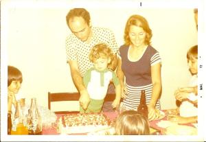 Marcio com seus pais, durante sua festa de aniversário de 2 anos, em 1972. Eles ainda moravam no Rio de Janeiro. Ele comenta que essa fotografia é importante porque representa sua família, uma parte importante de sua vida