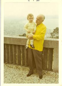 Marcio, com um ano e meio, nos braços de seu avô paterno, Francisco (Chiquinho) Orlandi, em 1971, no Rio de Janeiro. Marcio conta que suas feições vem de Chiquinho e, por ter o perdido aos dez anos, comenta que essa fotografia representa o quanto ele queria ter conhecido mais de seus avós.
