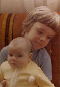 Marcio, aos 4 anos, segurando sua irmã recém-nascida, Cynthia, em 1974, na cidade de Nova Lima, MG. Ele comenta que sempre foram muito ligados.