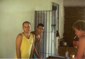 Bernardo, Roberto e Marcio, grandes amigos, no sítio da família em Campinas, no ano de 1988. A fotografia, além de representar todos seus amigos, também relembra a passagem dos amigos no vestibular e os cabelos raspados em comemoração. Posteriormente, Roberto se tornou o cunhado de Marcio.