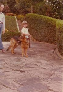 Marcio e seu pai com Astor, um pastor alemão que o acompanhou até os quinze anos de idade. Ele conta que, aos três anos, ganhou o filhote Astor numa caixinha de sapatos. A fotografia representa o início de seu amor por cachorros.