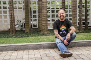 Marcio no dia anterior ao lançamento de seu maior orgulho: o Pride Bank. Ele conta que o empreendimento é uma grande realização e, também, seu trabalho e dedicação pelos próximos anos.