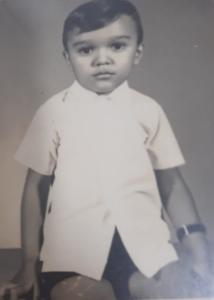 Wilson, aos cinco anos, posando para uma fotografia em estúdio. Nessa época, as fotografias eram raras e, segundo ele, “um acontecimento”. Wilson chama atenção para o relógio de pulso que carregava no braço direito.