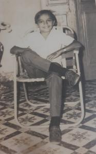 Wilson, durante a pré-adolescência, posando para uma fotografia Polaroid, na casa de um amigo. Ele conta que esse dia era especial, estavam se arrumando para ir a uma festa.