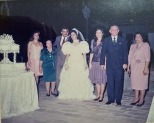 Wilson e Josélia durante o seu casamento, em junho de 1992, em Sousa, na Paraíba. Ele se declara para a esposa, dizendo que ela é o amor de sua vida e sua primeira e grande paixão. O casamento foi um grande passo na vida de Wilson e a fotografia representa a reunião de sua família para celebrar seu grande amor. A família de Wilson, da dir. para esq., Alexandrina (mãe), Wilson (pai) Delania (irmã mais velha), Joselia (noiva), Wilson, Rita de Cássia (avó) e Daesy (irmã mais nova).