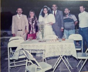 Wilson, sua companheira Josélia e seus amigos de infância, no dia de seu casamento, em 1992. Na fotografia, Marcos Antônio e Gracinha, que caminham junto da família de Wilson até hoje e Aurinácio, irmão de Marcos. Ele conta que essa amizade sempre foi marcada pela cumplicidade e lealdade.