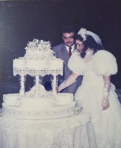 Wilson e Joselia, sua companheira, cortando o bolo de seu casamento, em 1992. Ele conta que Joselia se apaixonou pelo bolo, feito em João Pessoa, a 400 km de Sousa, onde o casamento aconteceu e Wilson foi buscá-lo numa caminhonete, as vésperas da celebração. O transporte aconteceu durante a noite, porque o bolo podia derreter, devido ao calor que fazia na época.