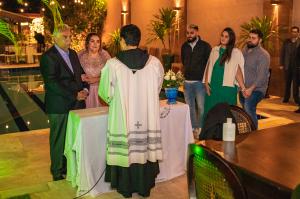 Wilson e sua companheira, Joselia, durante a celebração de renovação dos seus trinta anos de casamento. Na fotografia, além deles e do padre que celebrava a união, estão seus filhos, Caio e Camila e o genro, Tiago.