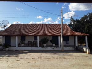 A fachada da fazenda da avó de Wilson. Ele comprou a fazenda para mantê-la na família e por ser o local onde anda descalço e se senta para ouvir as histórias dos moradores ao redor. A fazenda representa uma renovação espiritual e o porto seguro de sua vida.