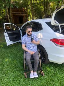 Descrição: Ivandro tomando tererê, durante um acampamento que fez com os amigos, antes da ida para São Paulo. A fotografia é importante pois é uma lembrança das amizades e parceria que cultiva até hoje.